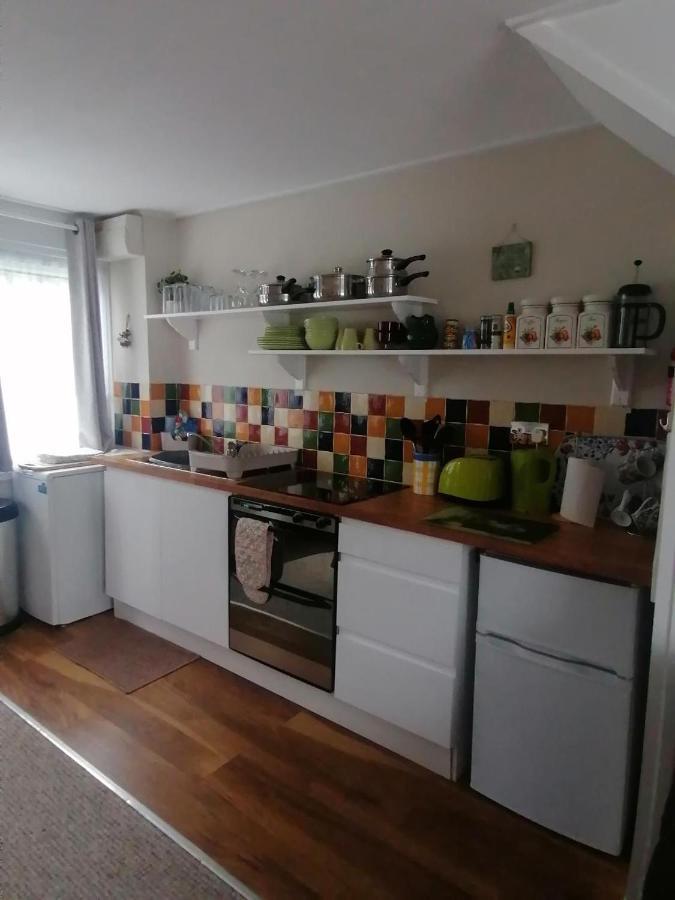 Le Chalet - 2 Bedroom Chalet House Sleeps 3 彭布罗克 外观 照片
